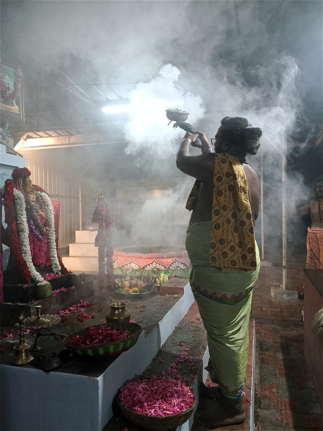 அருள்மிகு மஹா ருத்ர பைரவருக்குத் தூபம்