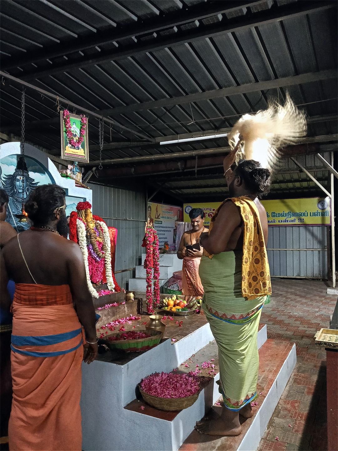 அருள்மிகு மஹா ருத்ர பைரவருக்கு சாமரம் வீசுதல்