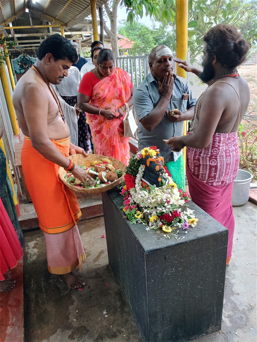 பக்தர்கள் திருநீறு பெறுதல்