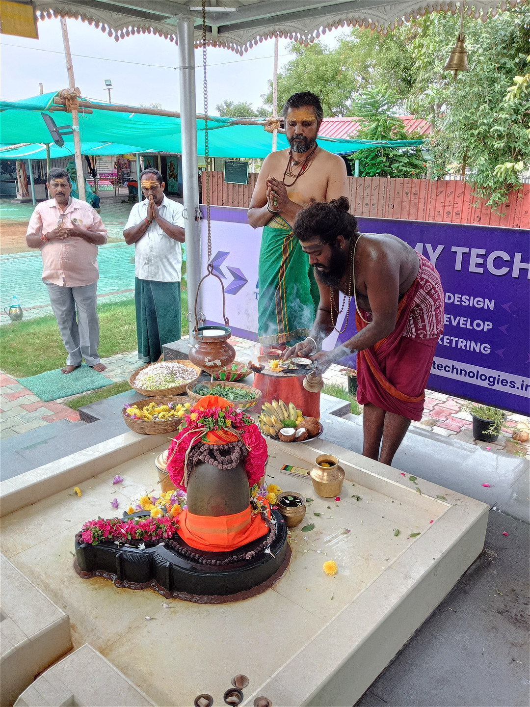அருள்மிகு நர்மதேஸ்வரருக்கு கற்பூர தீபாராதனை