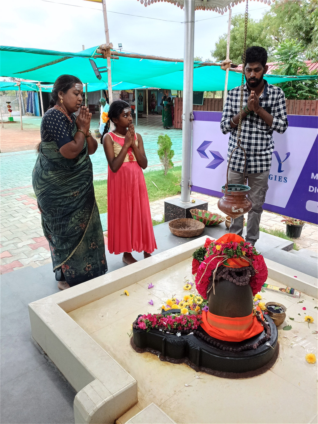 அருள்மிகு நர்மதேஸ்வரர் ஆலயத்தில் பக்தர்கள்