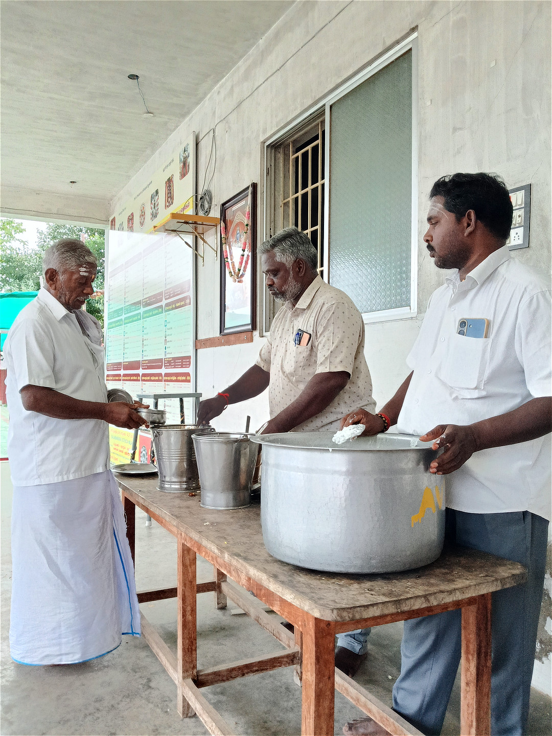 தேய்பிறை பிரதோஷ பூஜை பிரசாத வினியோகம் மற்றும் அன்னதானம்
